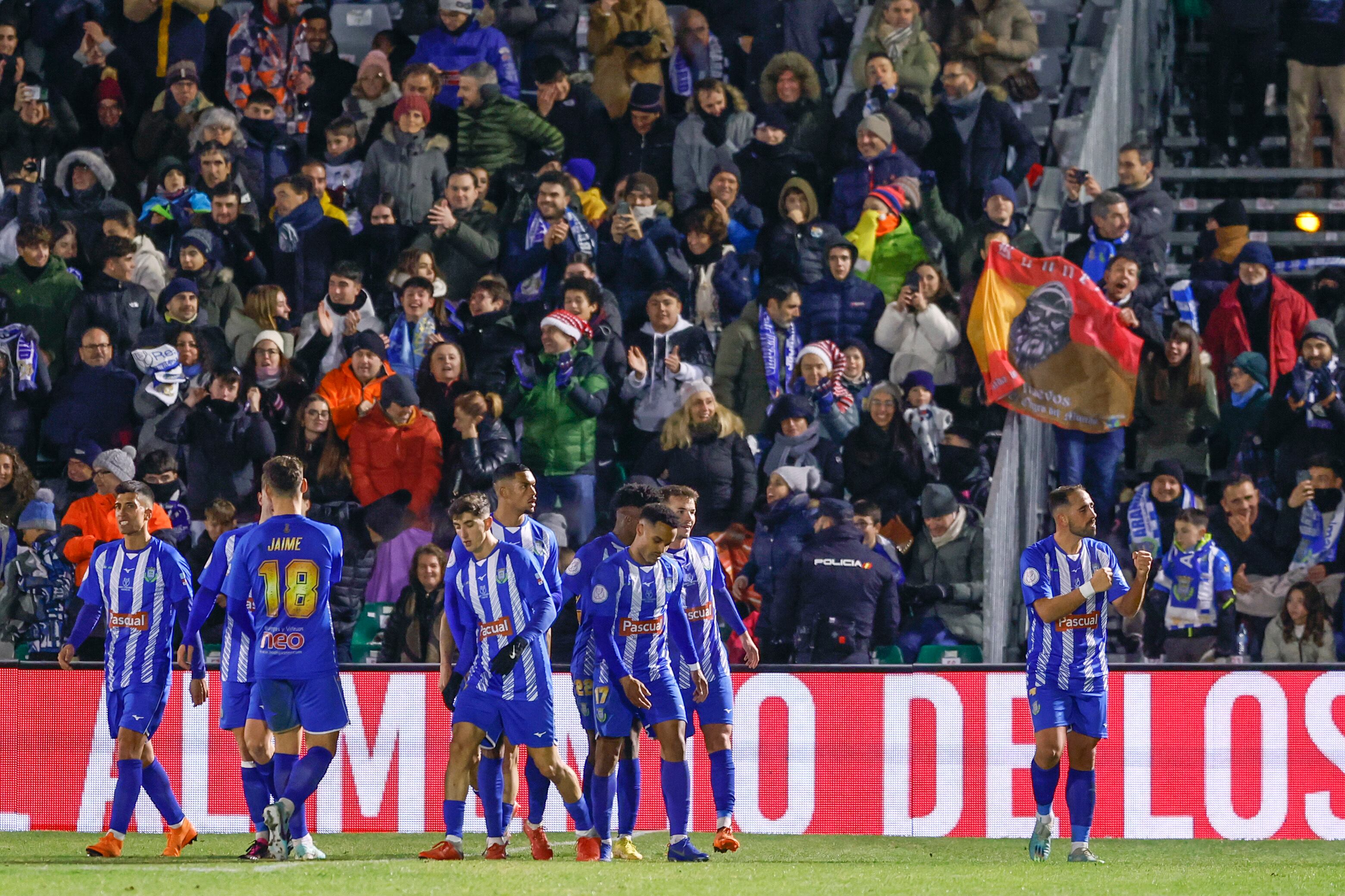 ARANDA DE DUERO (BURGOS), 06/01/2024.- Los jugadores del Arandina celebran el gol de su equipo durante el partido de dieciseisavos de final de la Copa del Rey que Arandina y Real Madrid disputan hoy sábado en el estadio El Montecillo, en Aranda de Duero. EFE/Mariscal
