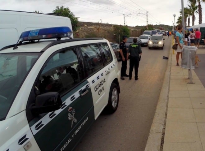 Un vehicle de la Guàrdia Civil al mercadet de Roda de Berà, aquest dimarts.