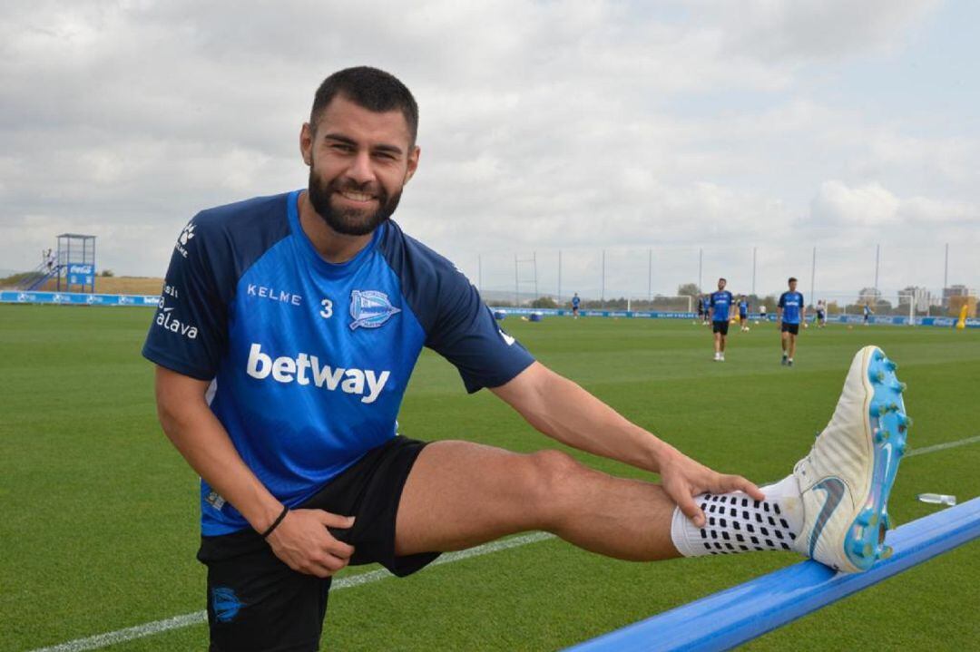 Rubén Duarte, durante un entrenamiento del Alavés en la ciudad deportiva.