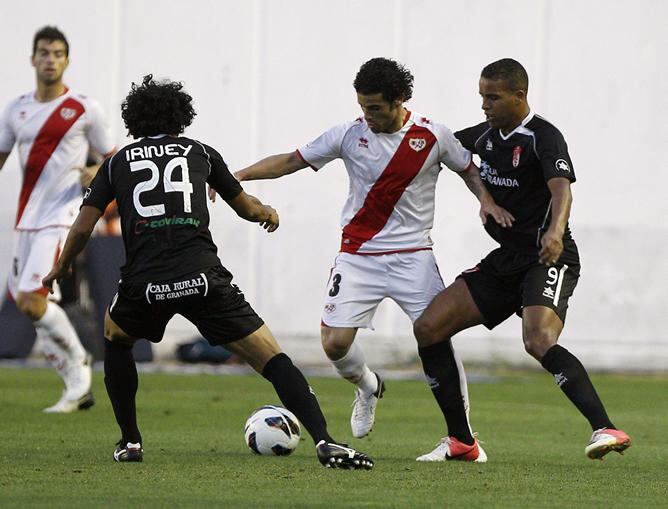 En una imagen de archivo, el jugador del Rayo Vallecano, Casado, disputa el balón con Iriney y El Arabi, del Granada.