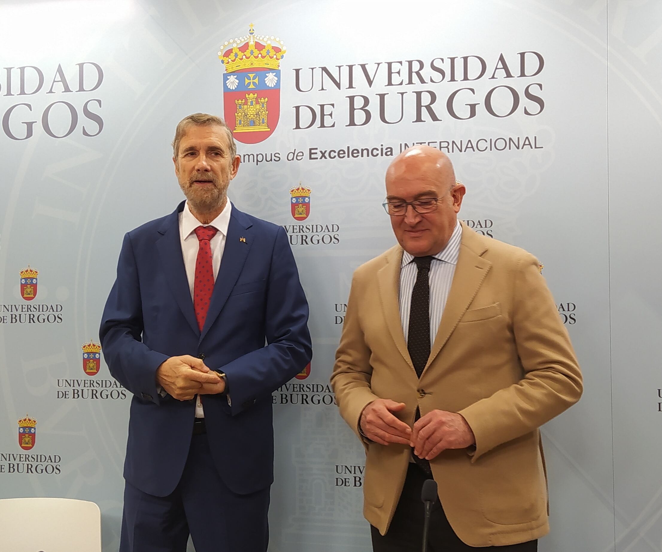 El rector de la UBU, Manuel Pérez Mateos (izda), y el consejero de Presidencia de la Junta, Jesús Julio Carnero, han suscrito un convenio para la formación de secretarios municipales