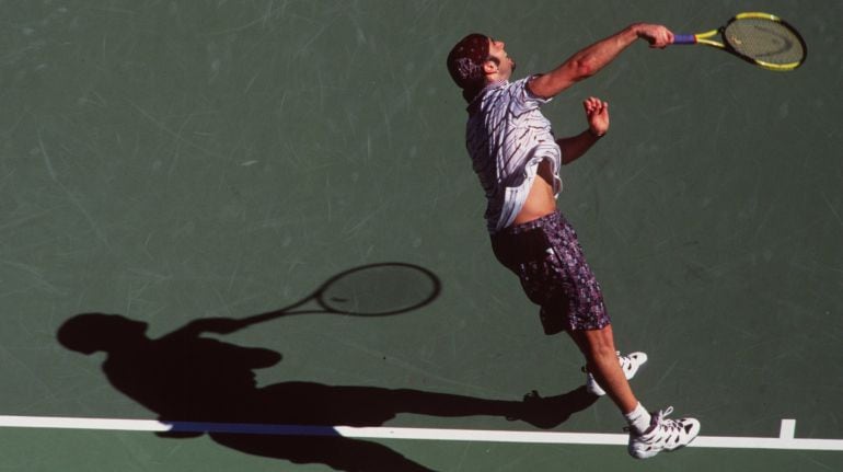 Agassi sirve una pelota en la final del Australian Open de 1995 en la venció a Pete Sampras