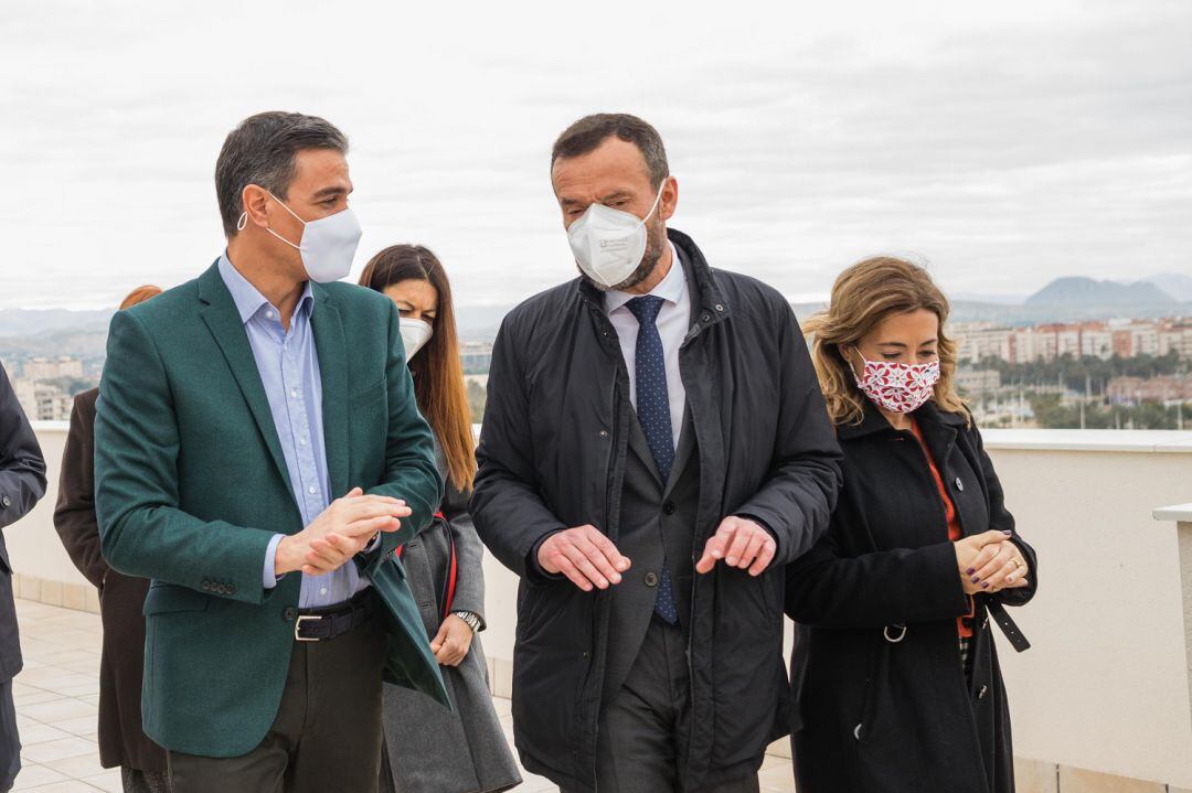 Pedro Sánchez, presidente del Gobierno, Carlos González, alcalde de Elche y Raquel Sánchez, ministra de Agenda Urbana.