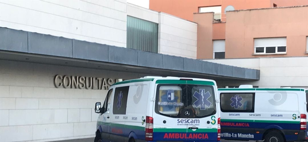 Imagen de archivo de la entrada a las Consultas Externas del Hospital de Valdepeñas (Ciudad Real)