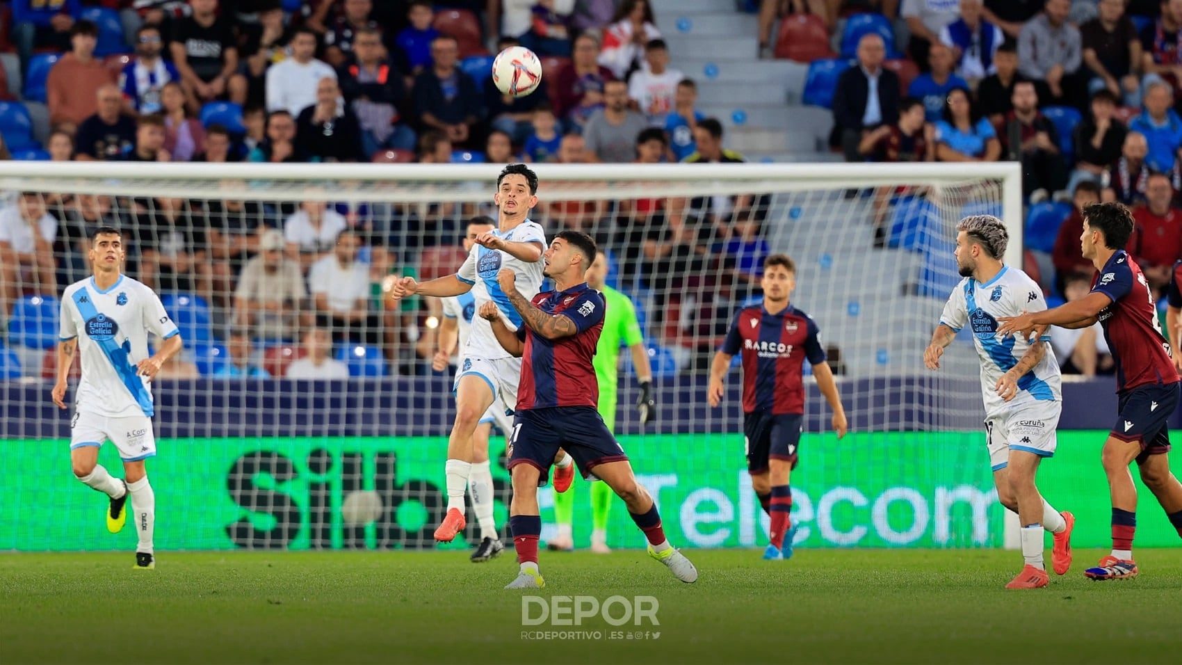 Un momento del partido entre Levante y Dépor