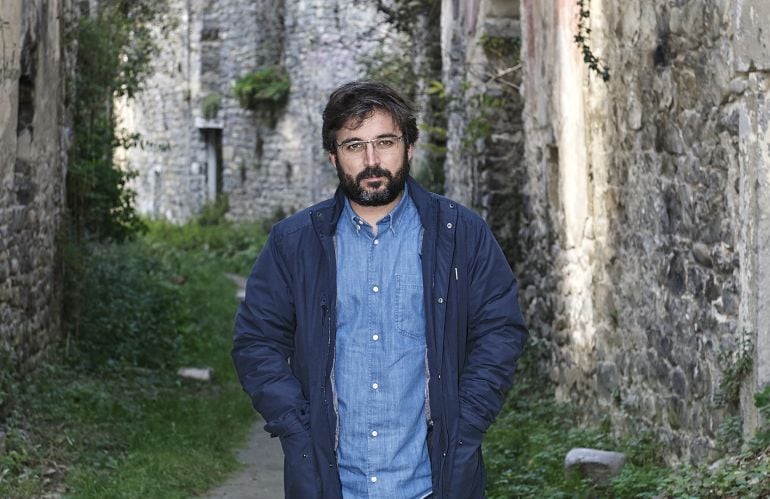 Jordi Évole entre las derruidas calles de Jánovas (Huesca)