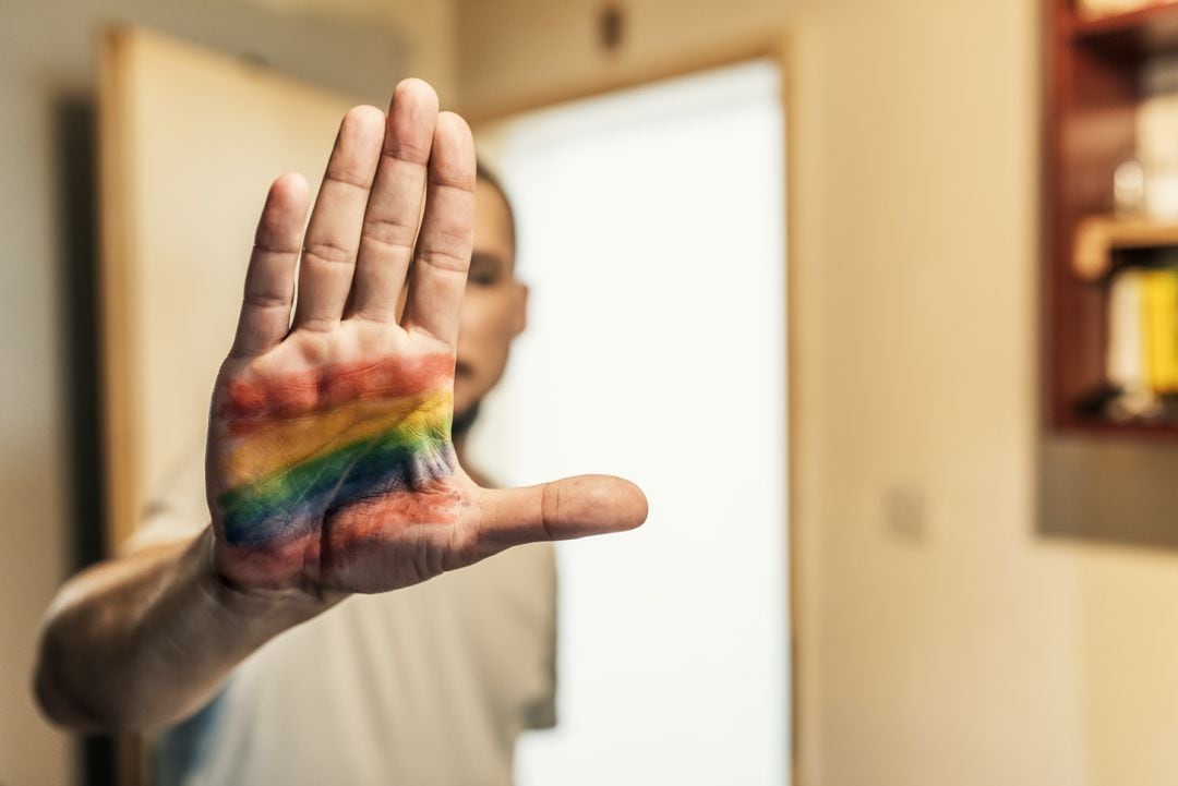 Un hombre muestra la bandera LGTBI en su mano cmo muestra de rechazo a la homofobia.