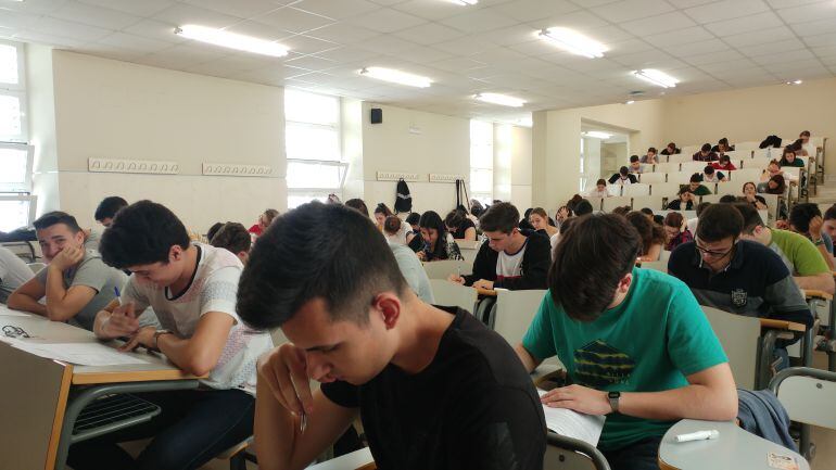 Alumnado de las pruebas de acceso a la Universidad en un aula de la UCA
