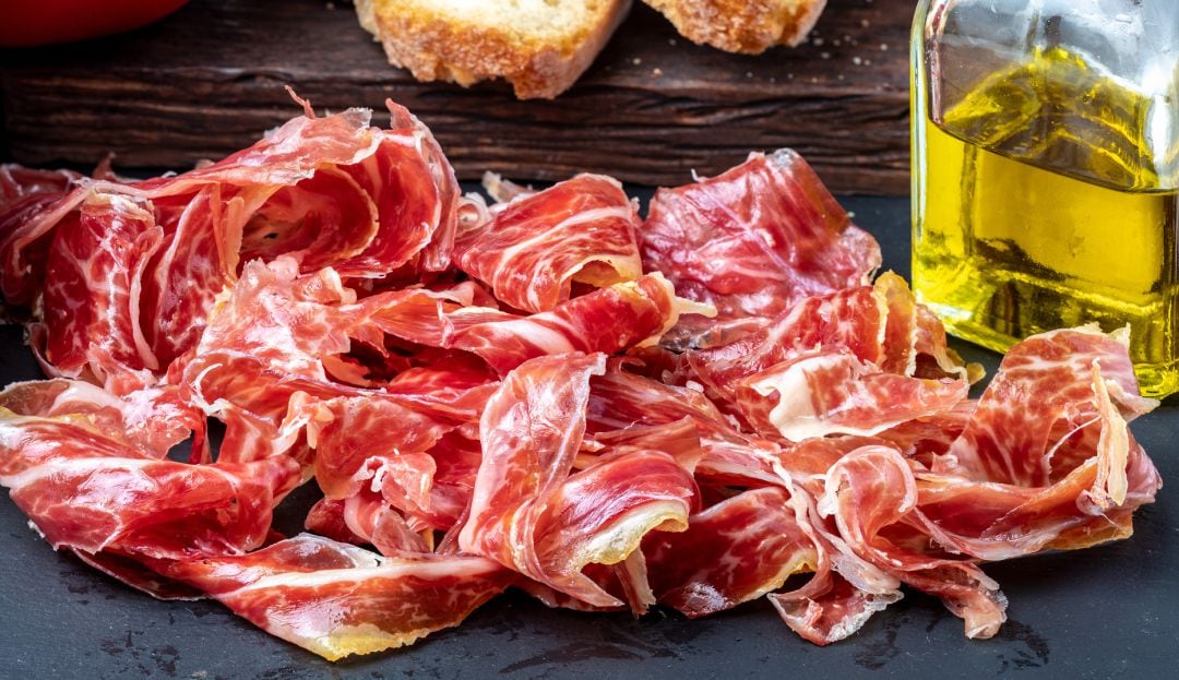 El jamón ibérico puede presentar puntos blancos.