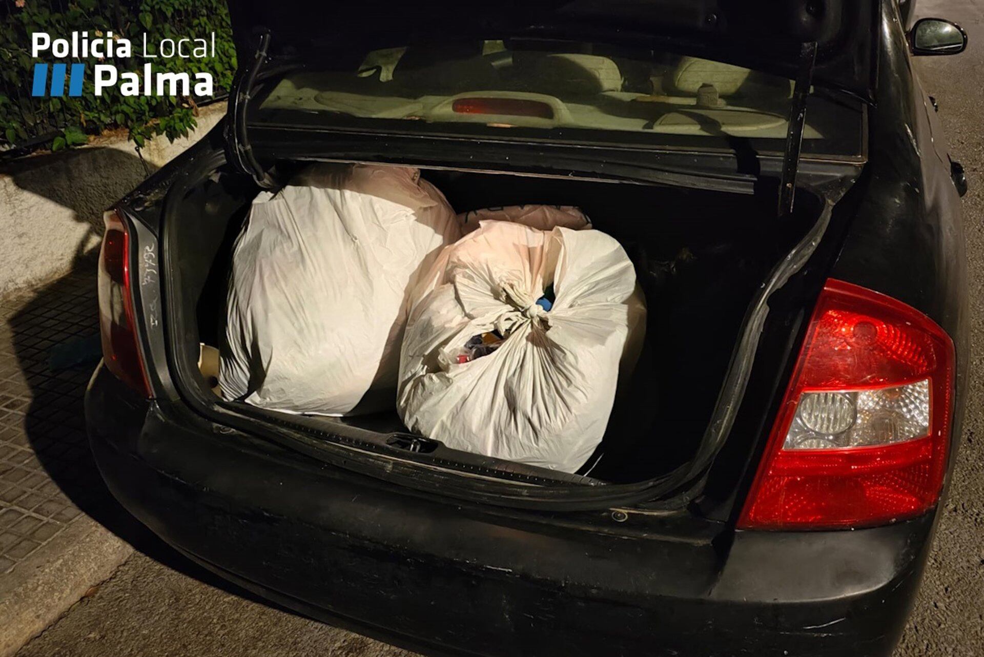 15/08/2025 Sucesos.- Intervienen 168 camisetas falsificadas en un coche usado como almacén para venta ambulante en Playa de Palma.
Agentes de la Policía Local de Palma adscritos a la Unidad Nocturna (UNOC) han intervenido un total de 168 camisetas presuntamente falsificadas en Playa de Palma.
SOCIEDAD
POLICÍA LOCAL DE PALMA