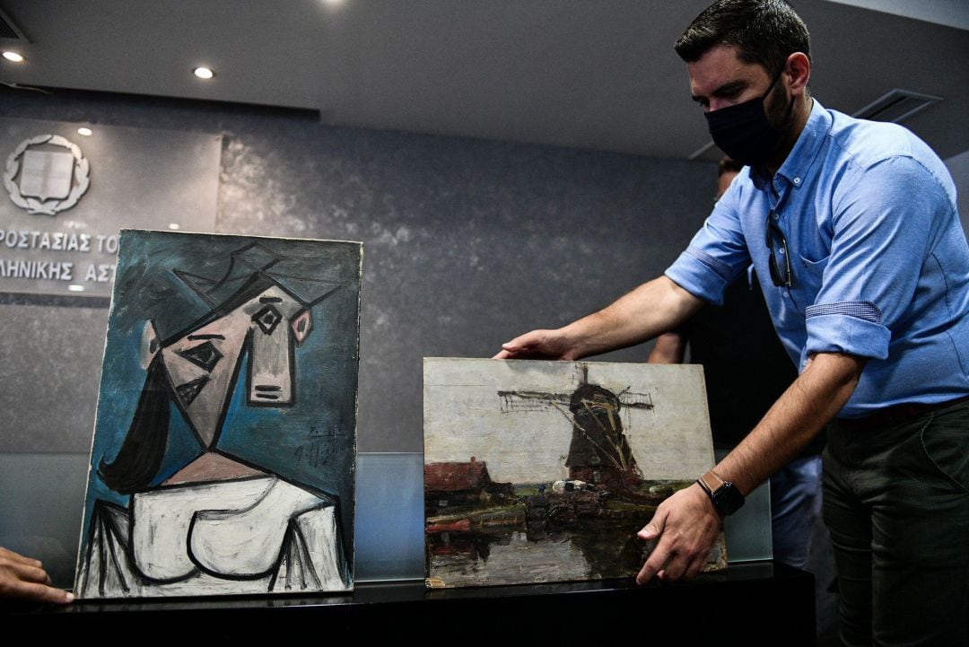 La policía griega muestra el Picasso recuperado. 