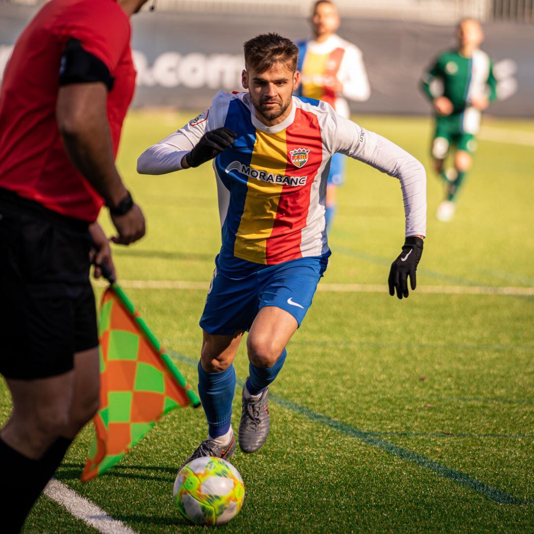 Imatge d&#039;una de les jugades del partit disputat ahir entre l&#039;FC Andorra i l&#039;Espanyol B a Prada de Moles.