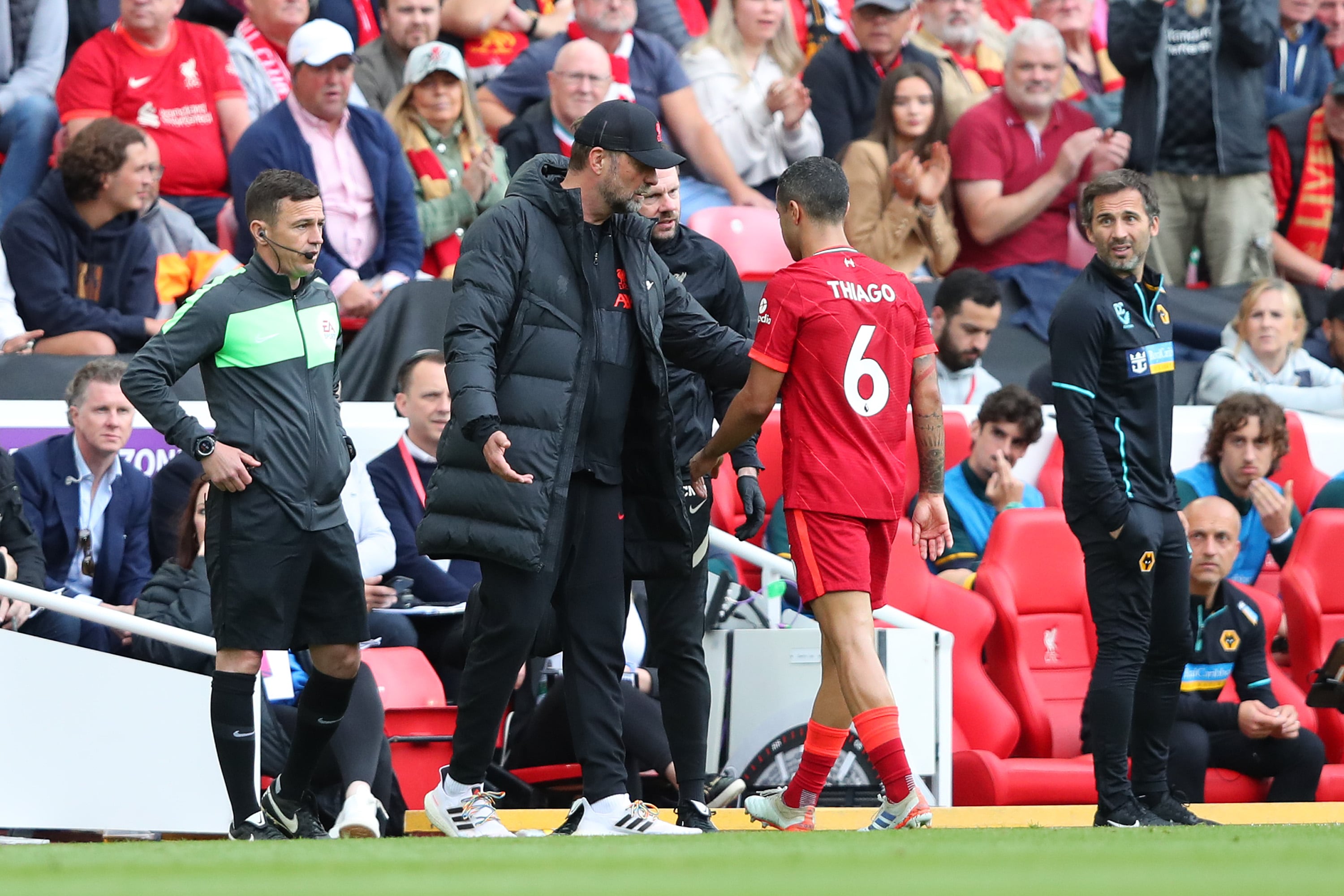 Jurgen Klopp, entrenador del Liverpool hablando con Thiago Alcantara, durante el último encuentro de la Premier League