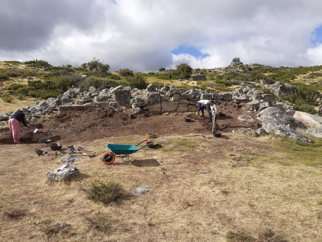 Arqueólogos de la Universidad Complutense de Madrid trabajan en el Torreón Castro de Ulaca 