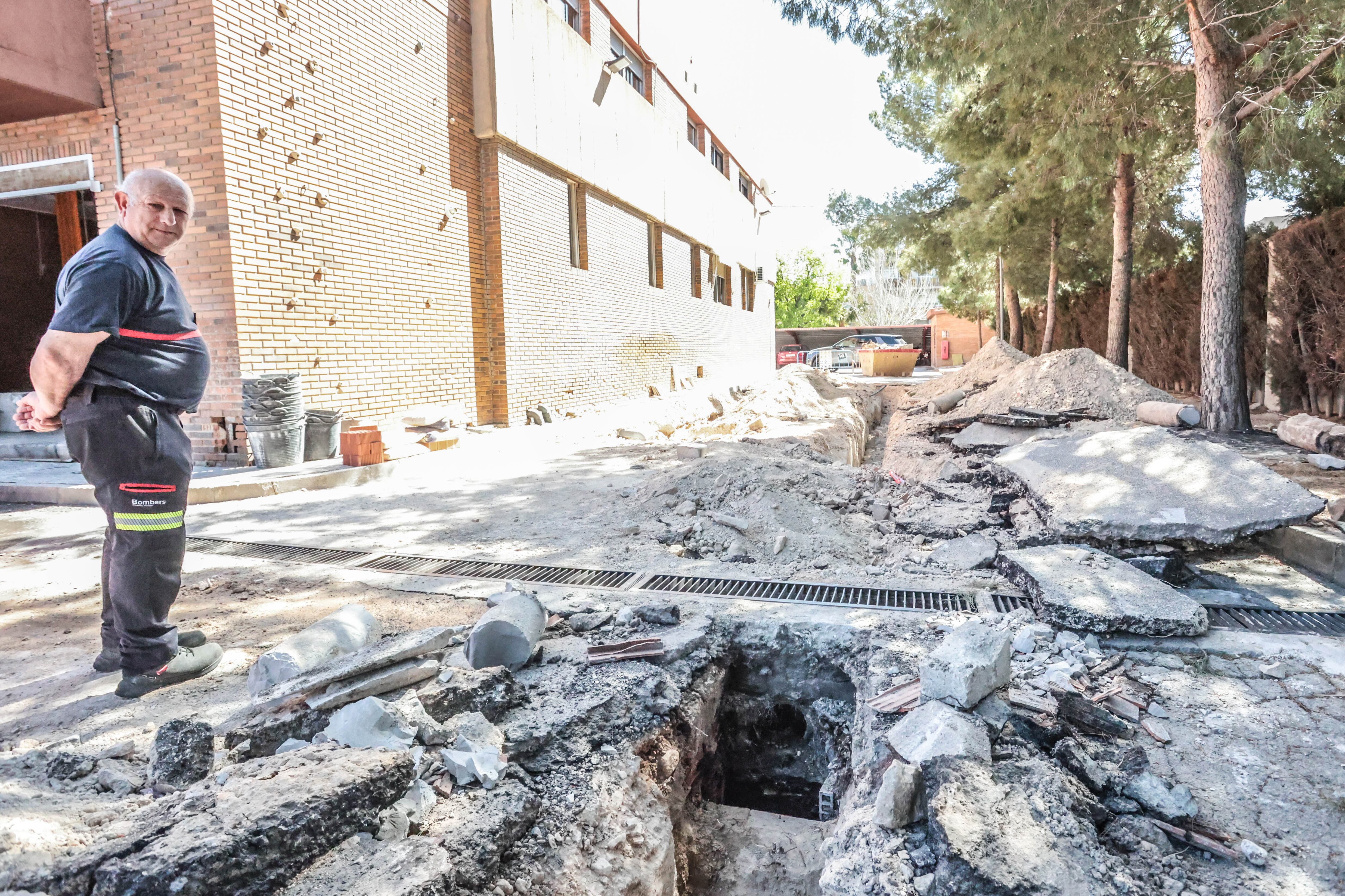 Amancio Guerrero relata que en el Parque Comarcal de Bomberos de Elda se realizan constantemente obras de reacondicionamiento