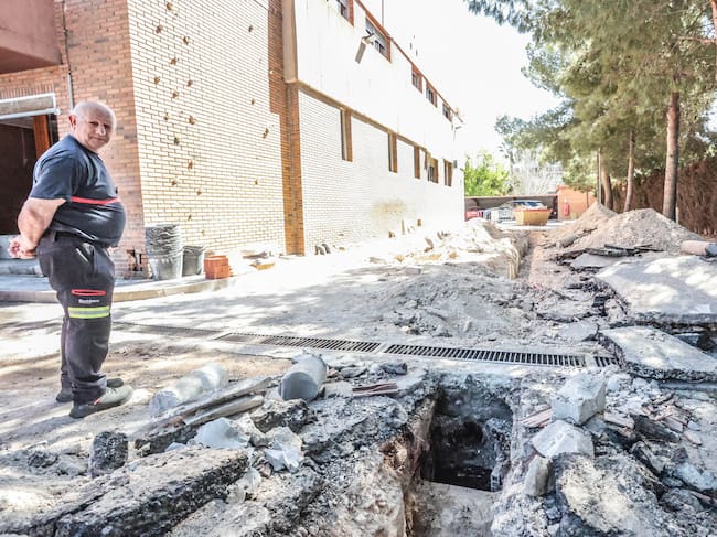 Amancio Guerrero relata que en el Parque Comarcal de Bomberos de Elda se realizan constantemente obras de reacondicionamiento