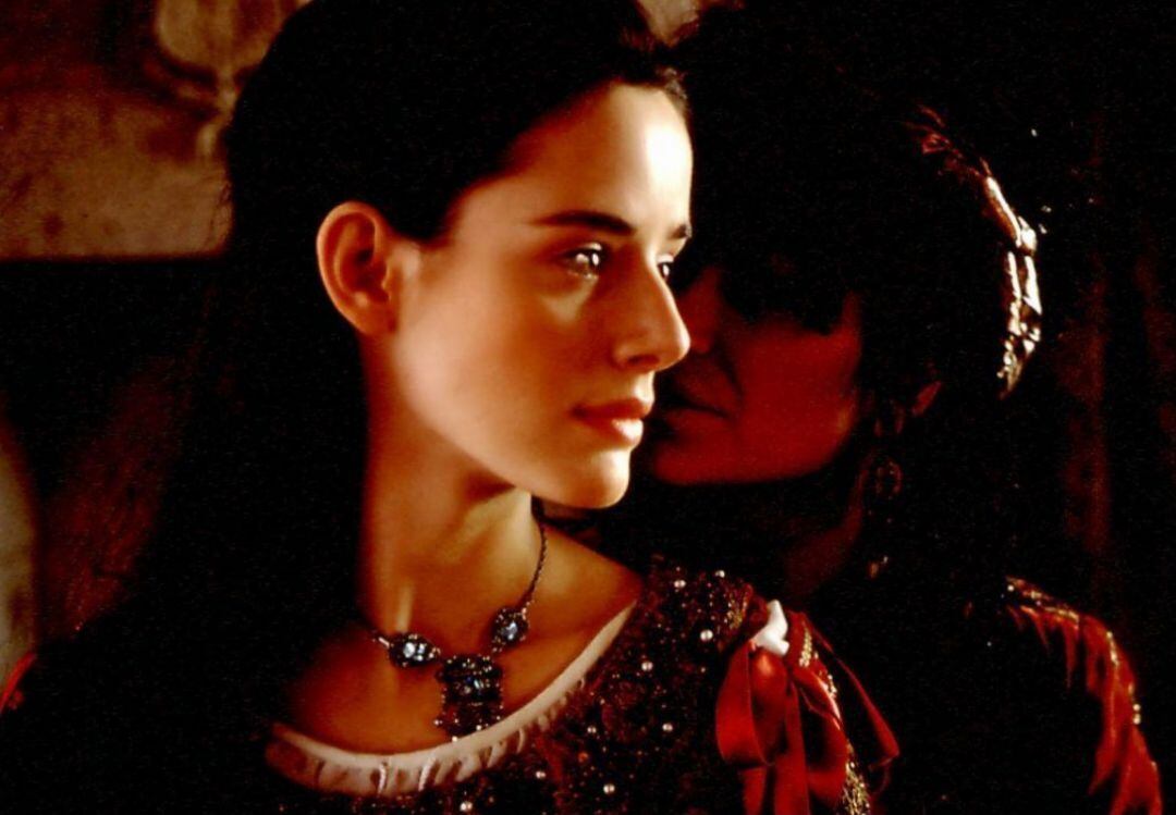 Fotograma de Juana la loca, la película de Vicente Aranda, que indaga en uno de los mitos en torno a la figura de Juana I de Castilla