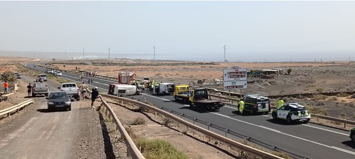 Los servicios de Emergencia en el lugar del accidente mortal ocurrido en la LZ-1.