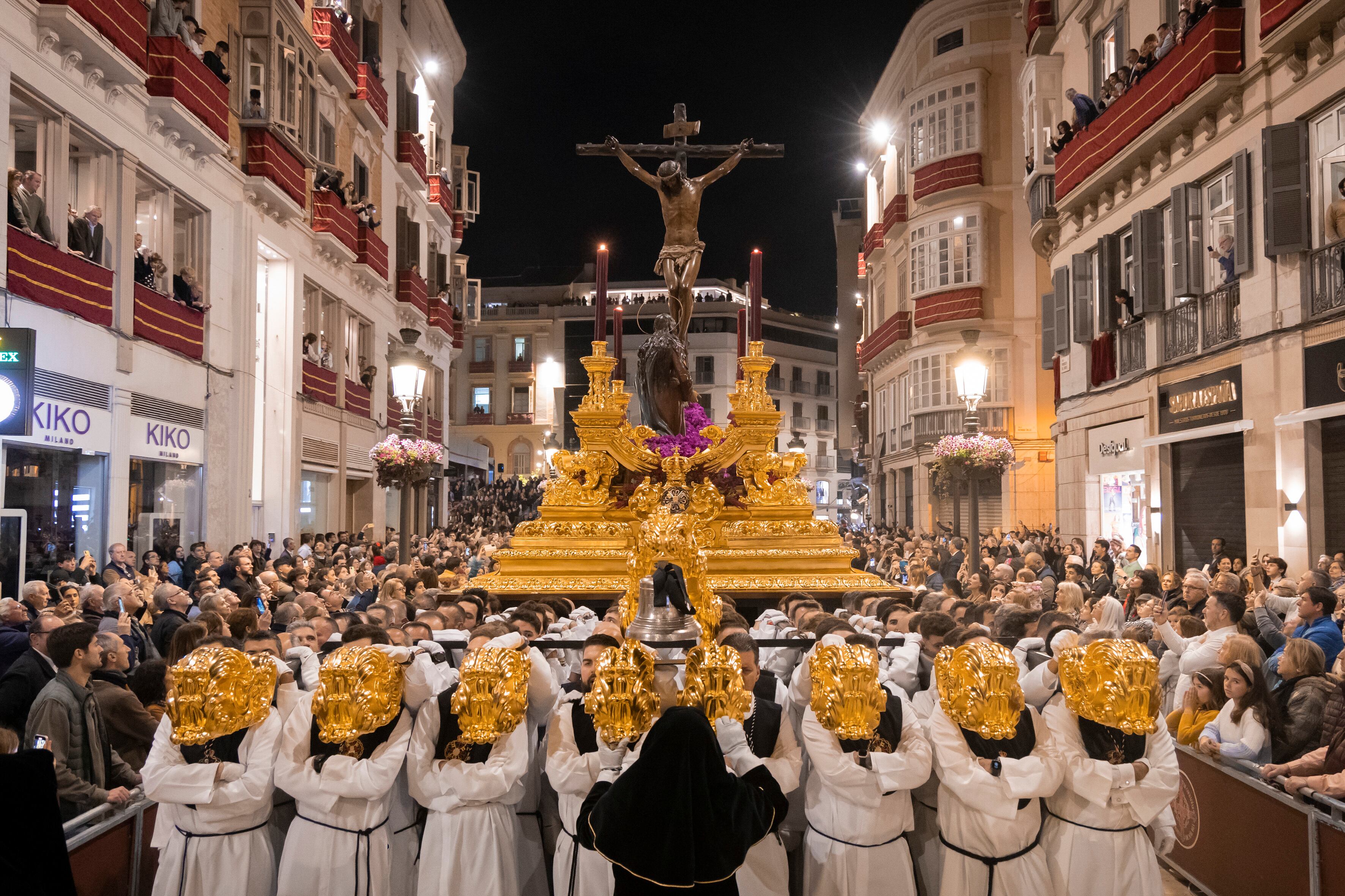 El Cristo de la Buena Muerte procesiona por la calle Larios en Jueves Santo en Málaga.