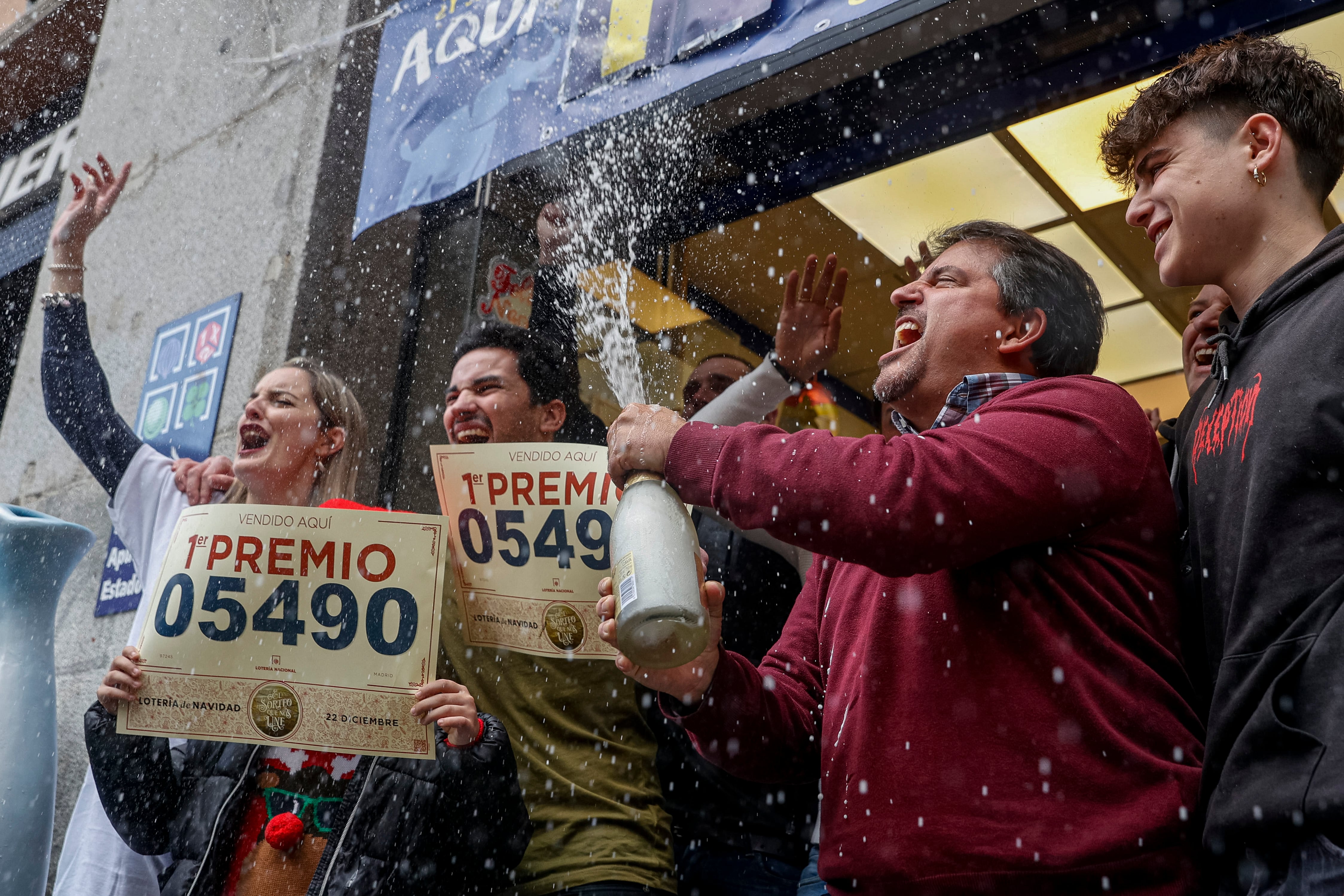 Varios agraciados con El Gordo, el número 05490, celebran en la administración &#039;El Elefante de Arenal&#039;, este jueves en Madrid.