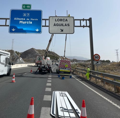 Instalación de cartel de señalización en el p.k. 637+378 de la A-7 en su margen izquierda