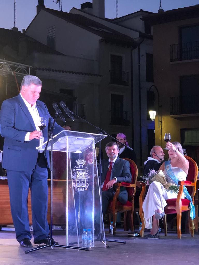 FIESTAS ARANDA Enrique Pascual, presidente de l Consejo Regulador de la DO Ribera del Duero, brinda al finalizar su pregón