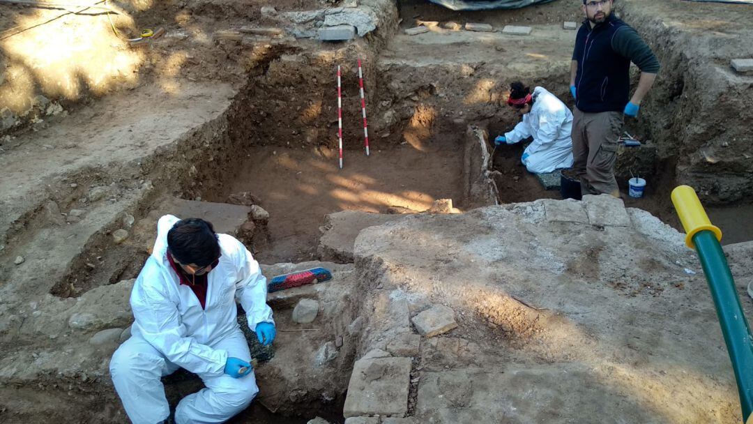 Trabajo en las fosas del cementerio de la Salud en Córdoba