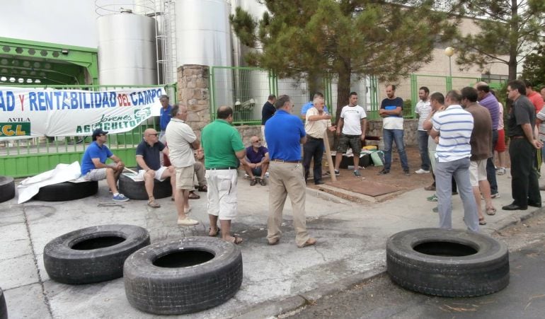 Ganaderos impiden la entrada de camiones en la planta de Ornua en agosto de 2015