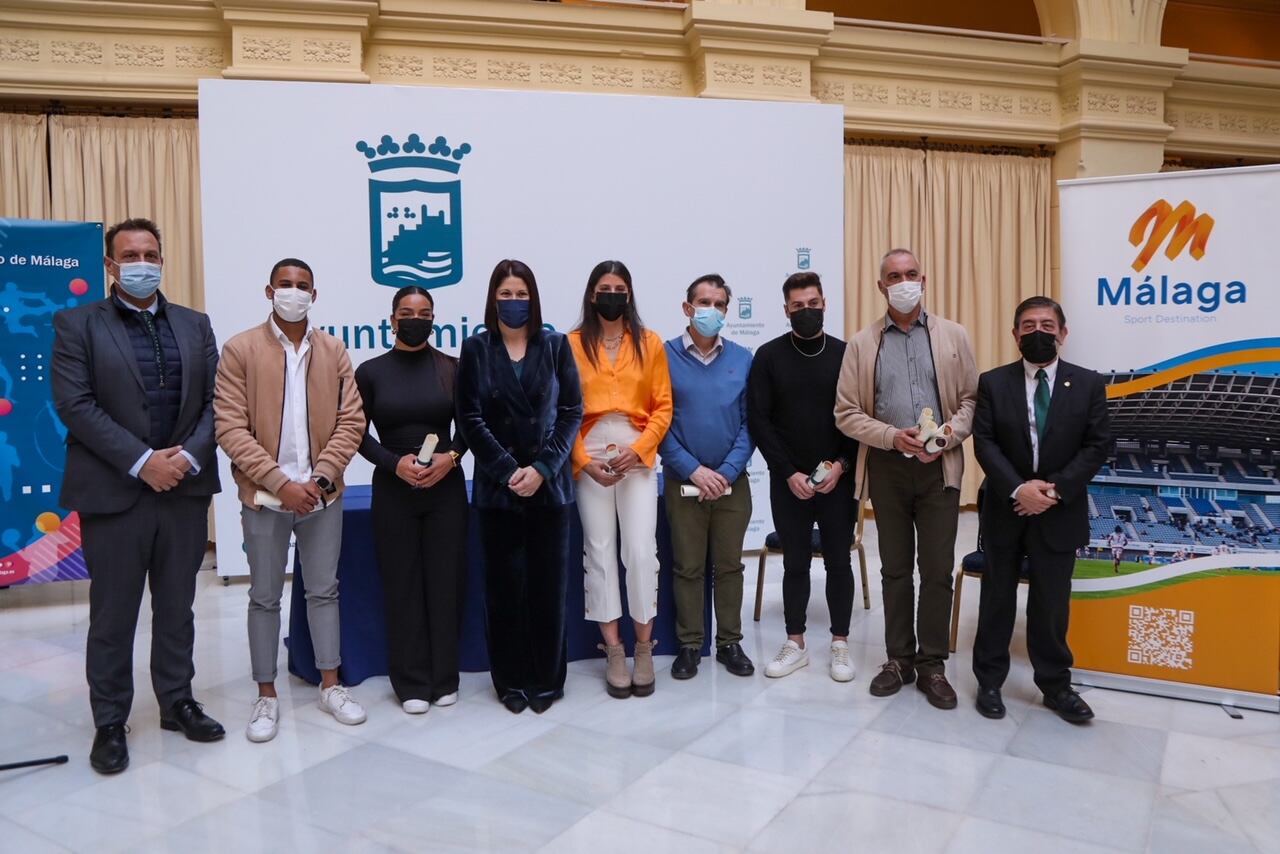 Varios de los deportistas becados por el Ayuntamiento con la concejala de deportes Noelia Losada