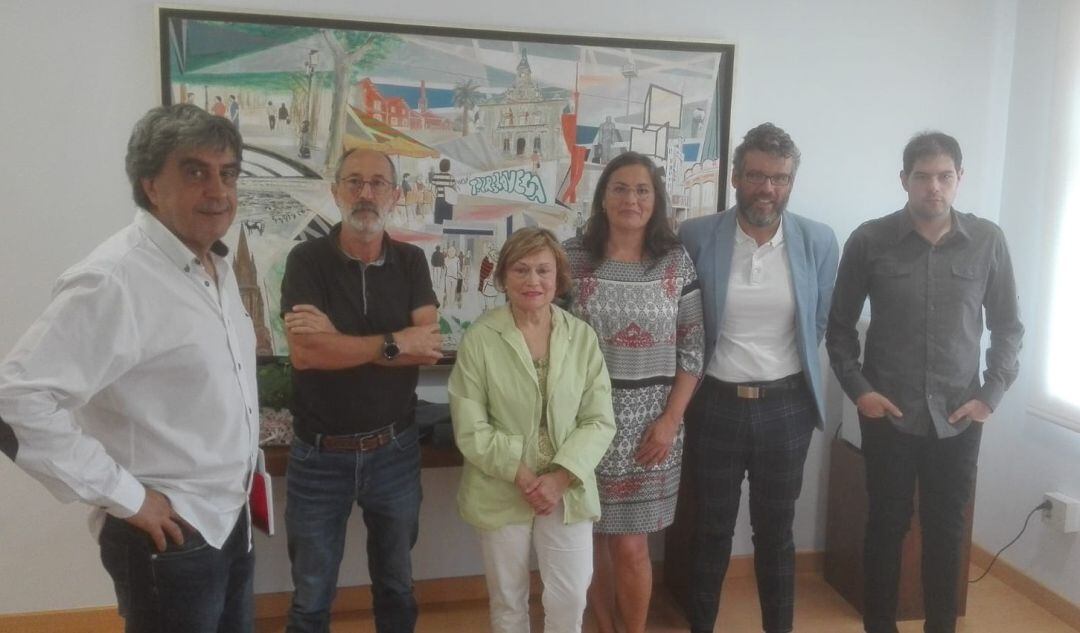 Gerson Lizari, segundo por la derecha, junto a representantes de la Mesa de Movilidad del Besaya con los que se ha reunido esta semana.