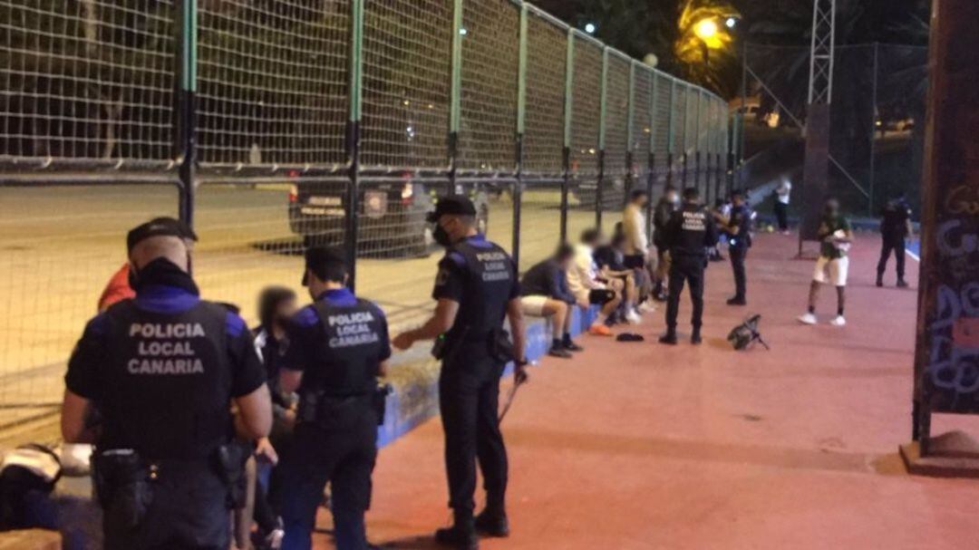 Policía Local multando a los jóvenes