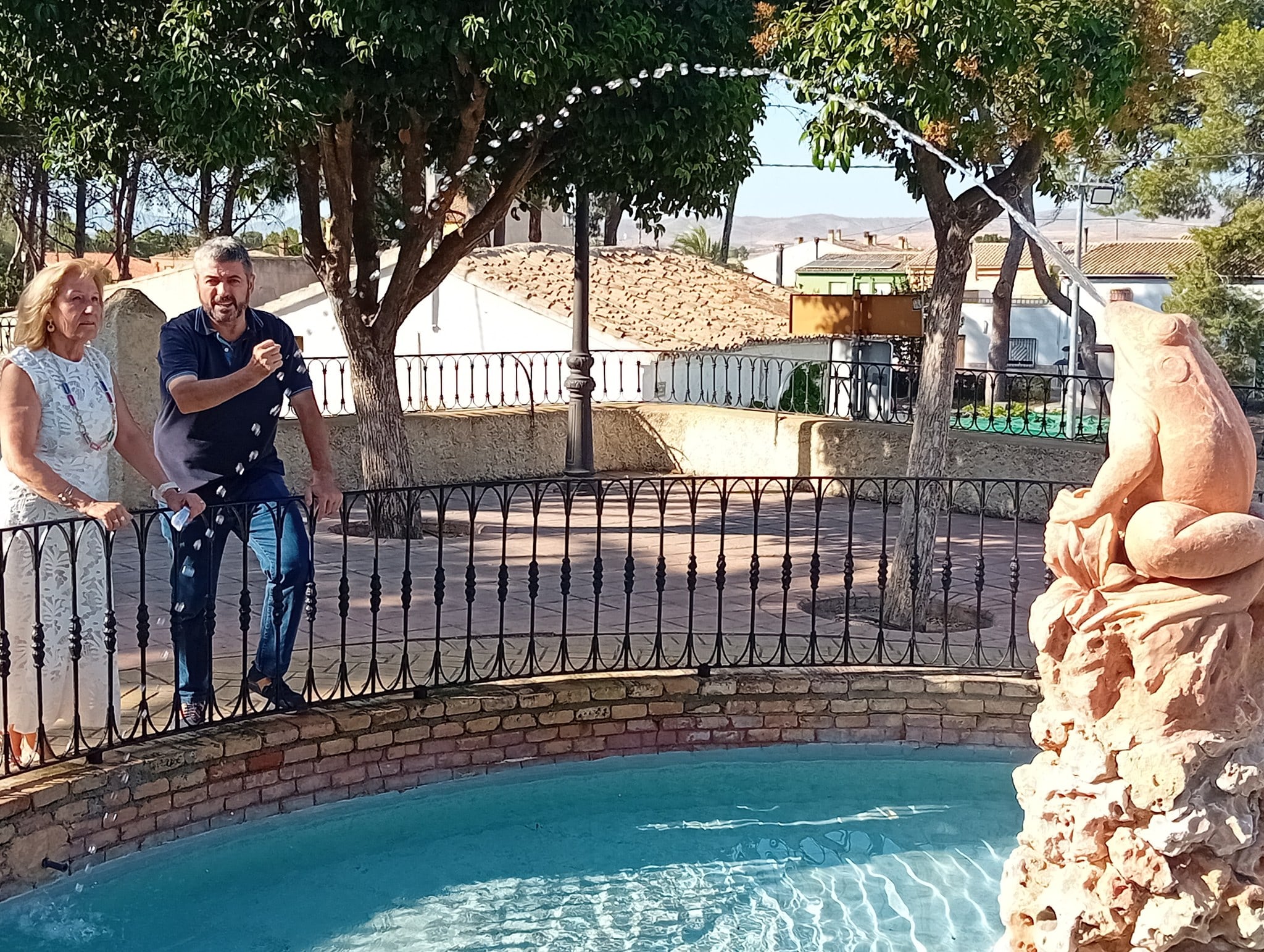 Miembros de la junta de la Virgen junto al estanque de "la rana"