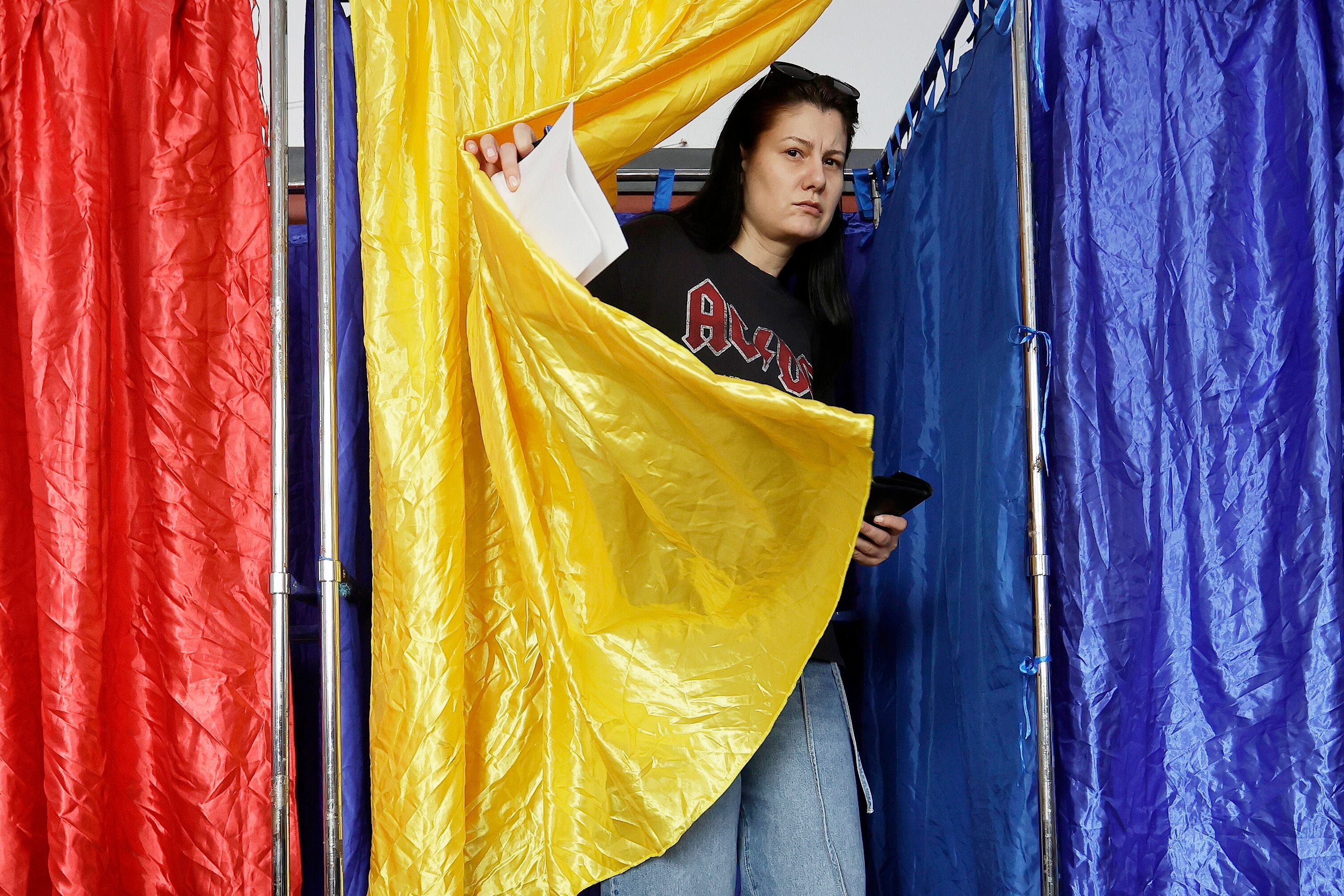 Una mujer sale de una cabina de votación de Bucarest este domingo