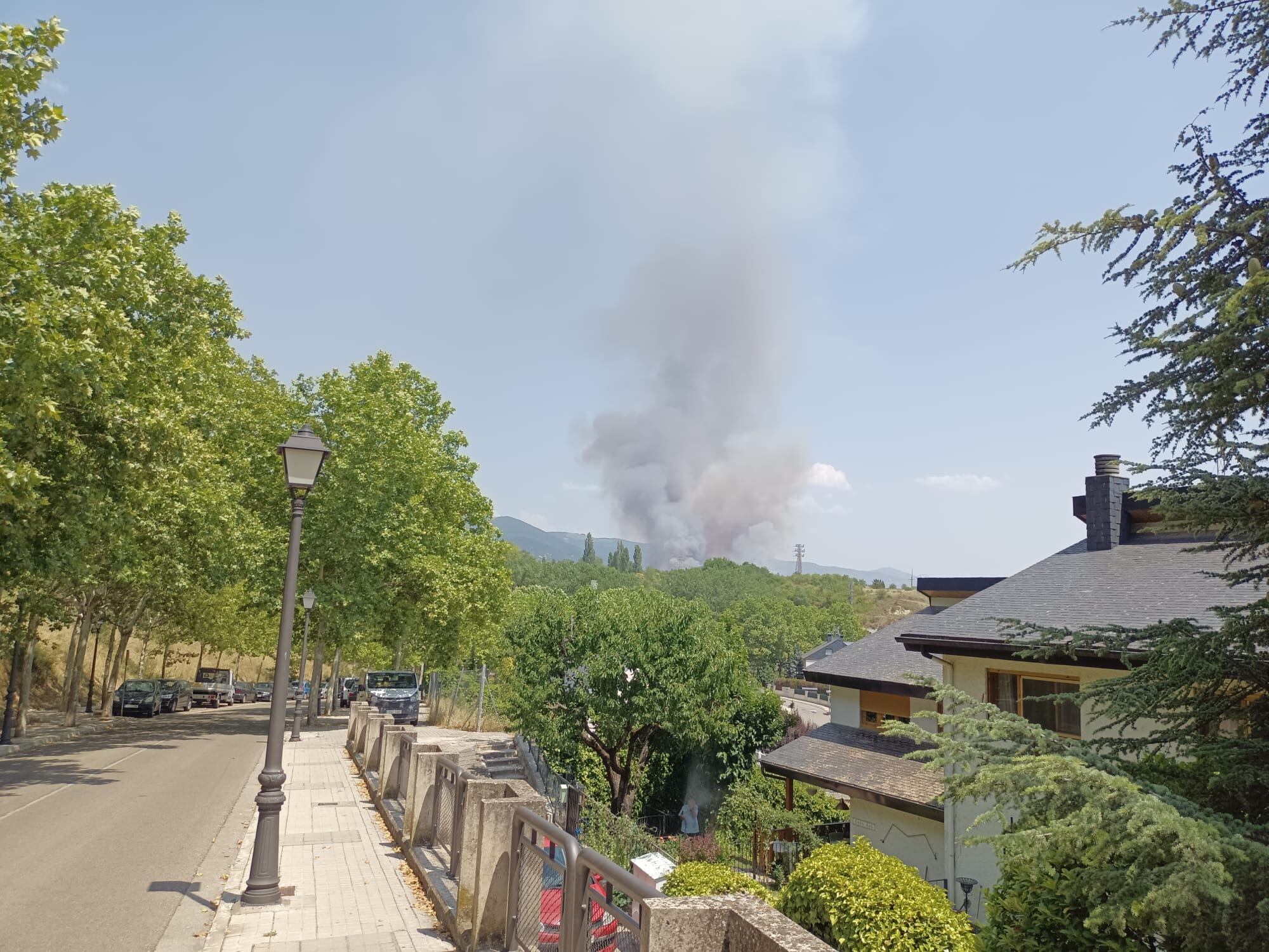 El humo era visible desde Jaca. Imagen tomada en torno a las 14'30 horas
