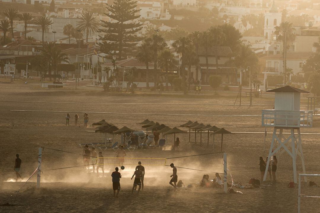 13 June 2020, Spain, Malaga: People are seen playing beach volleyball at Rincon de la Victoria beach following the easing of the Coronavirus (Covid-19) lockdown restrictions