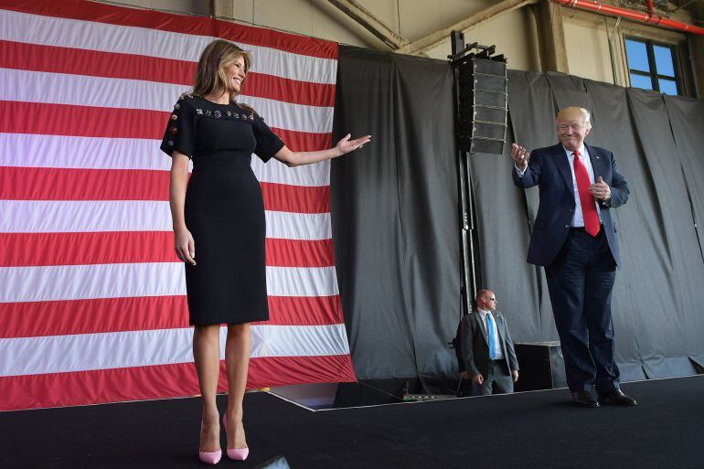 Melania Trump con vestido de la firma Dolce&Gabbana.