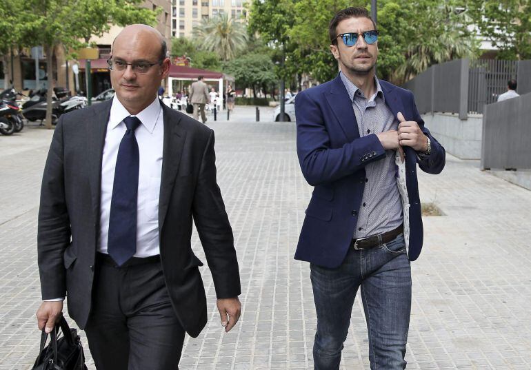 GRA200 VALENCIA, 04/05/2015.- El jugador del Atlético de Madrid, Gabi Fernández (d), a su llegada este mediodía a la Ciudad de la Justicia de Valencia donde declara en la instrucción por el presunto amaño de un partido entre el Zaragoza, donde militaba en la temporada 2010-2011, y el Levante. EFE/Manuel Bruque