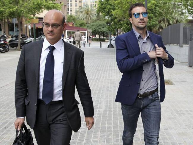 GRA200 VALENCIA, 04/05/2015.- El jugador del Atlético de Madrid, Gabi Fernández (d), a su llegada este mediodía a la Ciudad de la Justicia de Valencia donde declara en la instrucción por el presunto amaño de un partido entre el Zaragoza, donde militaba en la temporada 2010-2011, y el Levante. EFE/Manuel Bruque