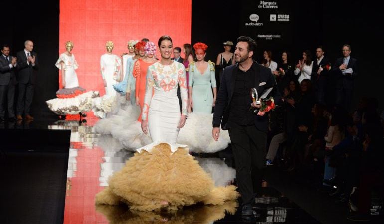 El joven diseñador sevillano Ernesto Sillero, con el trofeo al ganador del concurso de jóvenes diseñadores del Salon Internacional de la Moda Flamenca (SIMOF)