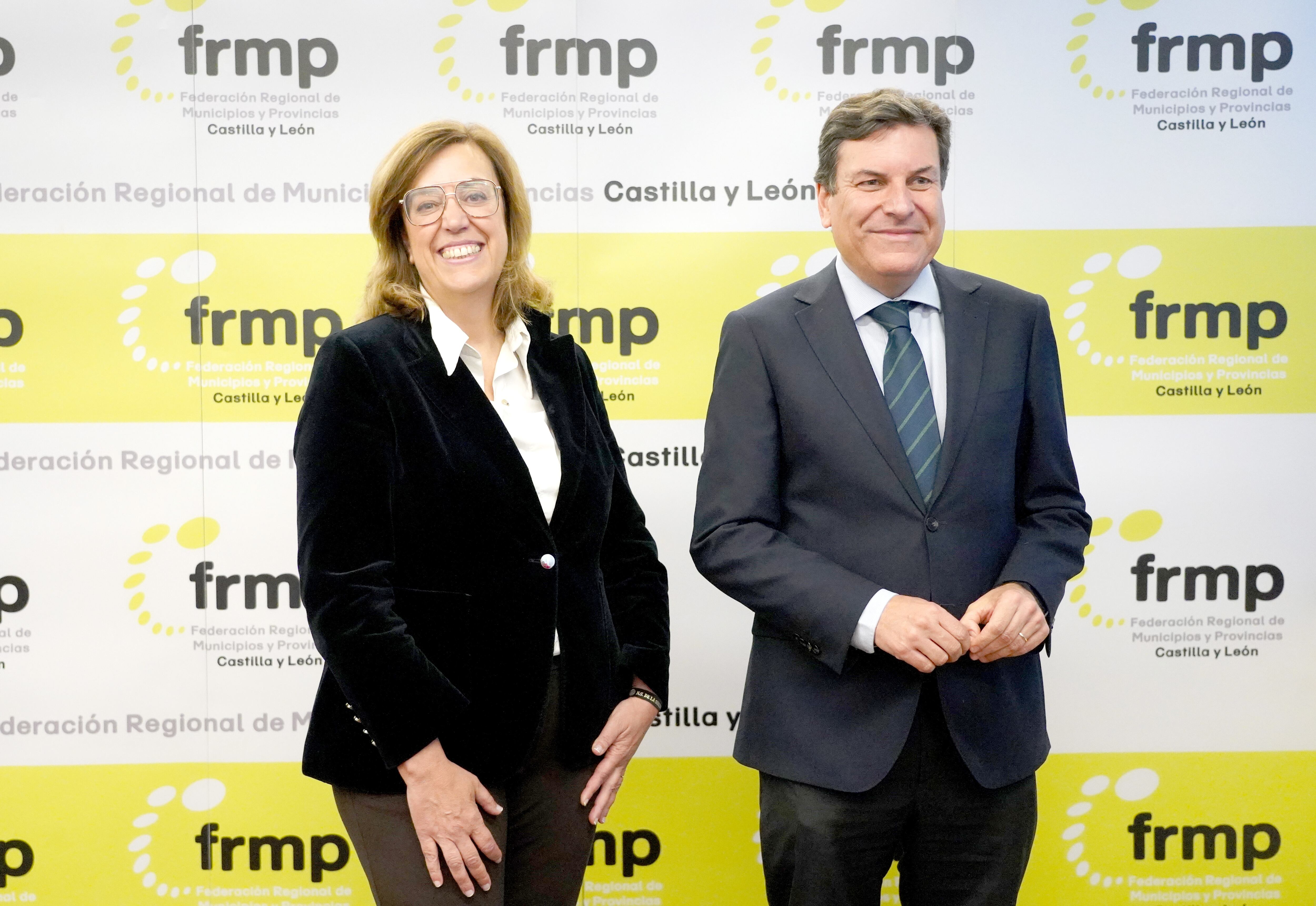 El consejero de Economía y Hacienda y portavoz, Carlos Fernández Carriedo, presenta ante las comisiones de Gobierno y de Economía de la FRMP el marco de actuaciones para el impulso de la internacionalización en relación con las medidas arancelarias