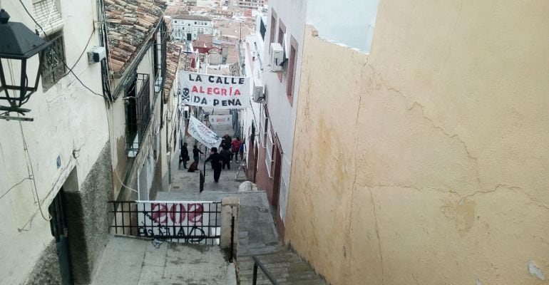 Pancartas reivindicativas que han colocado los vecinos en varias calles del barrio.