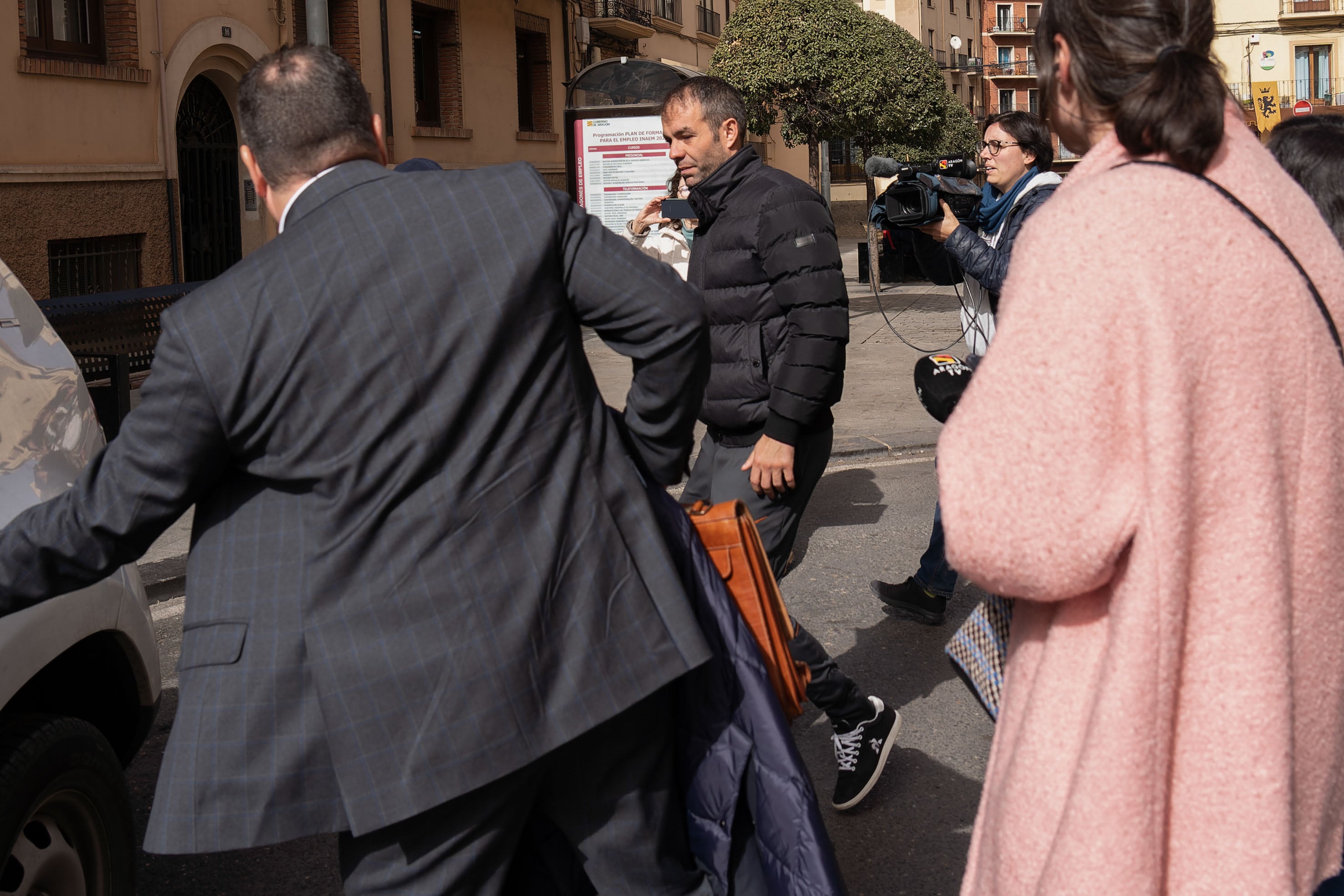 El concejal de Deportes y Barrios Rurales de Teruel, Carlos Aranda, de Ciudadanos, tras prestar declaración este lunes ante el juez después de que fuera detenido la madrugada de este domingo como supuesto autor de un delito de abuso sexual a un joven. EFE/Antonio Garcia