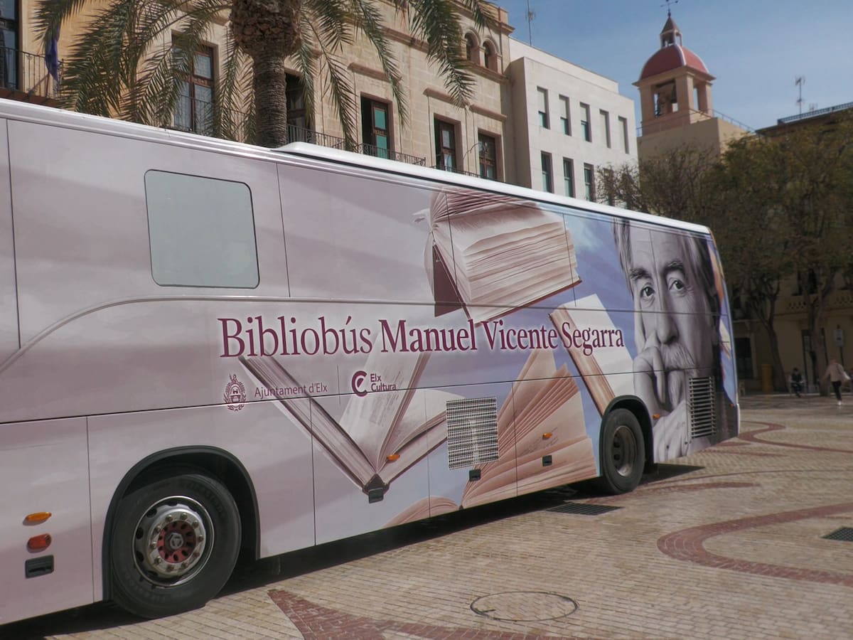 Elche celebra el Día del Libro con la promoción de su ya tradicional Bibliobús