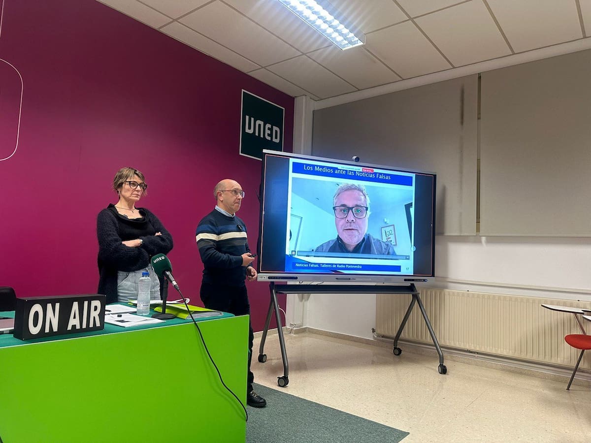 Radio Pontevedra lleva a los centros escolares el debate sobre las redes sociales y la desinformación