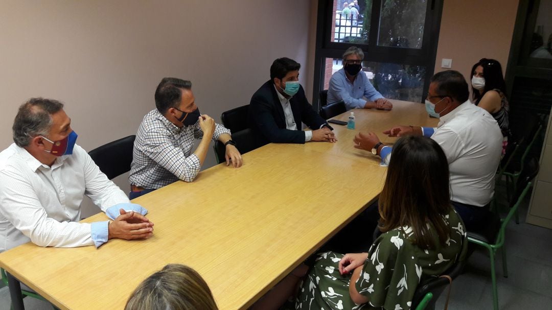 El presidente regional Fernando López Miras y el presidente del PP de Lorca, Fulgencio Gil, reunidos con representantes del sector ganadero lorquino