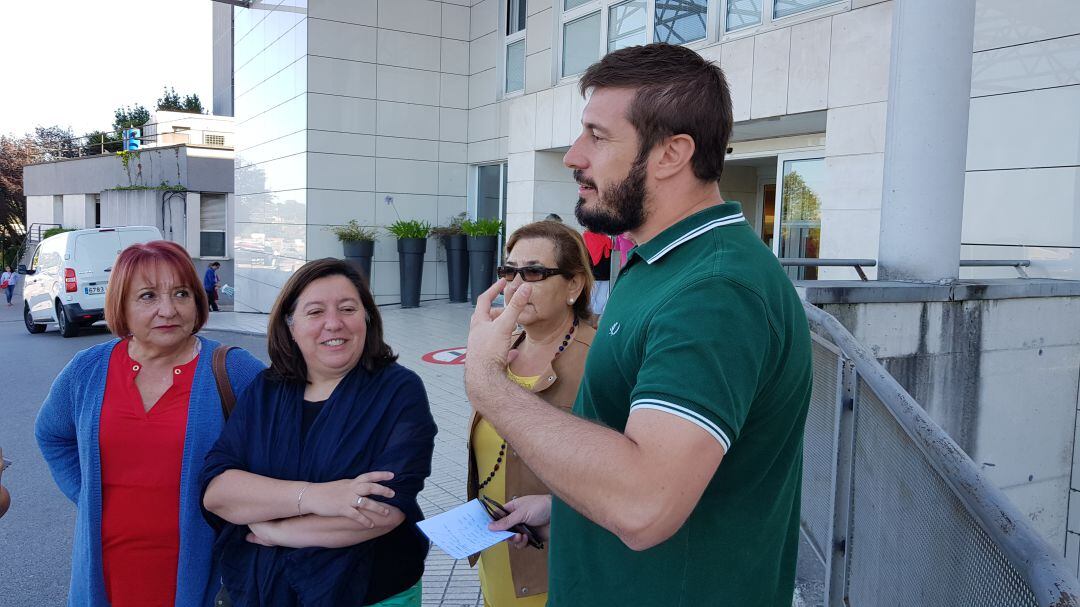 El presidente de la FAV, Adrián Arias, junto a dirigentes vecinales a las puertas del Hospital de Cabueñes. 