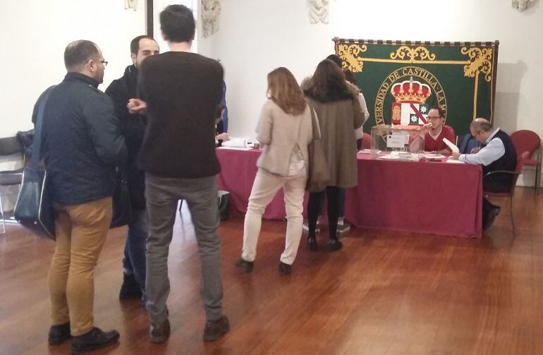 Una de las mesas electorales de la Facultad de Ciencias Jurídicas y Sociales de la UCLM en Toledo 