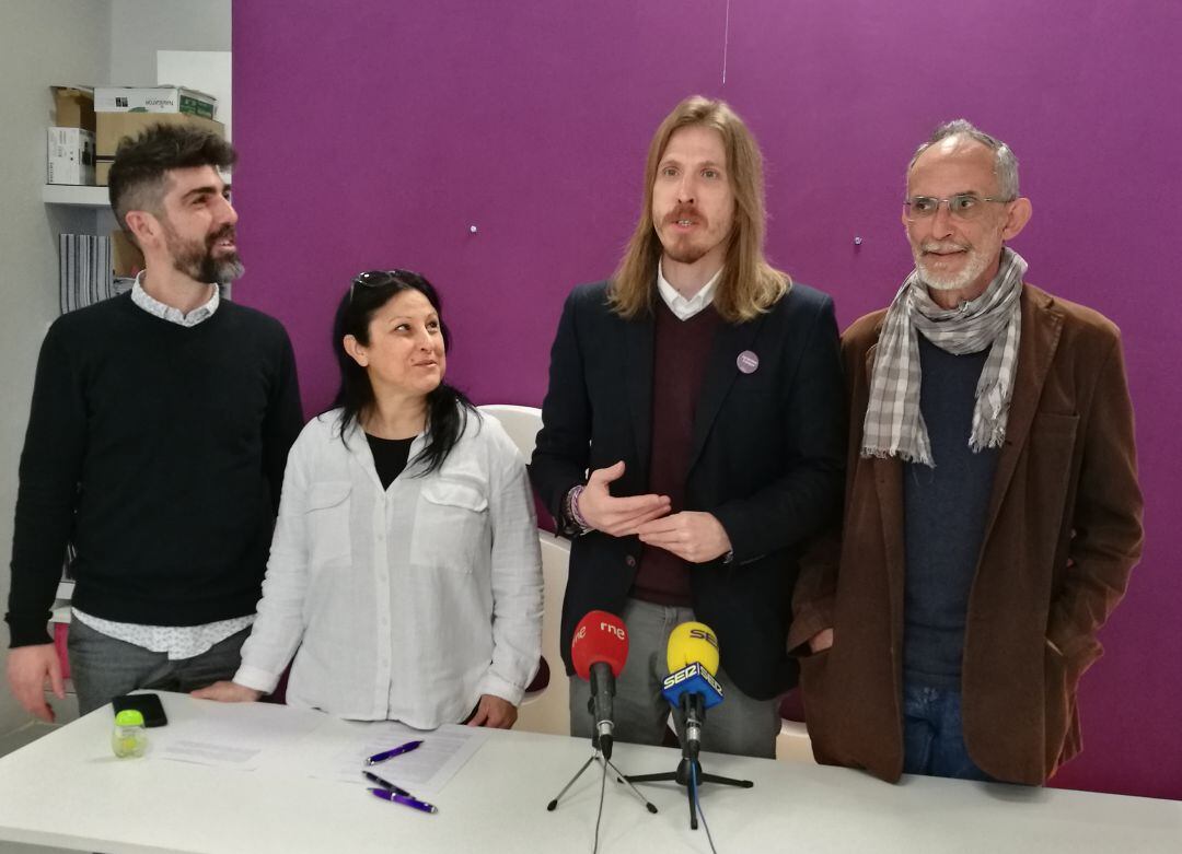 El lider autonómico de Podemos Pablo Fernández (c) acompañado por el portavoz municipal de su formación Guillermo San Juan (i) y otros miembros de su partido en la sede del partido morado en la capital