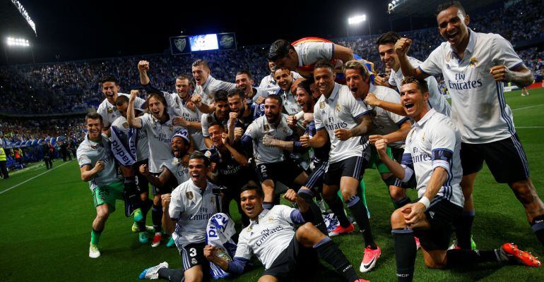 Los jugadores del Madrid celebran la Liga en el césped de La Rosaleda