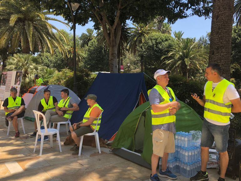 Acampada de los bomberos frente a la Casona del Parque